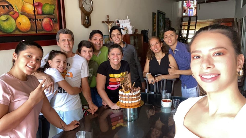 El cumpleañero Enrico Peñaranda acompañado de su familia.